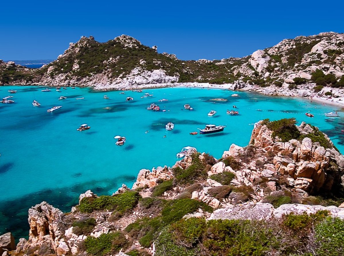 Sardegna: l'Isola delle Vacanze e delle Bombe